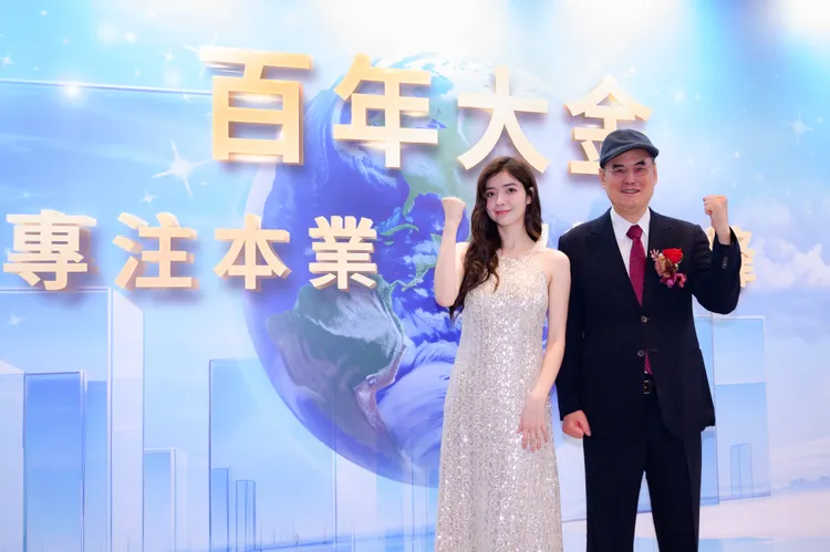 和泰興業董事長蘇一仲(右)是大金最佳代言人 。業者提供