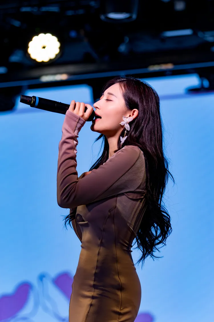 祈錦鈅在春酒獻唱。本人提供