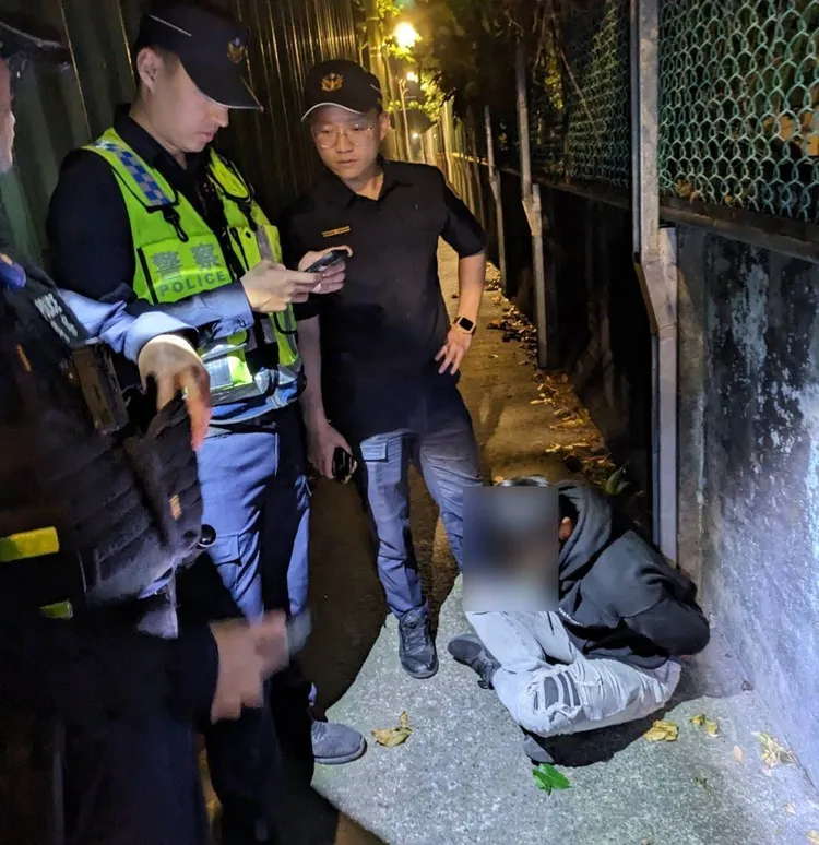 警方制伏易男。大溪警分局提供