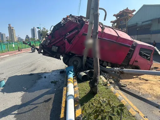八里垃圾車「騎上」分隔島撞歪燈桿 女司機這原因噴飛車外