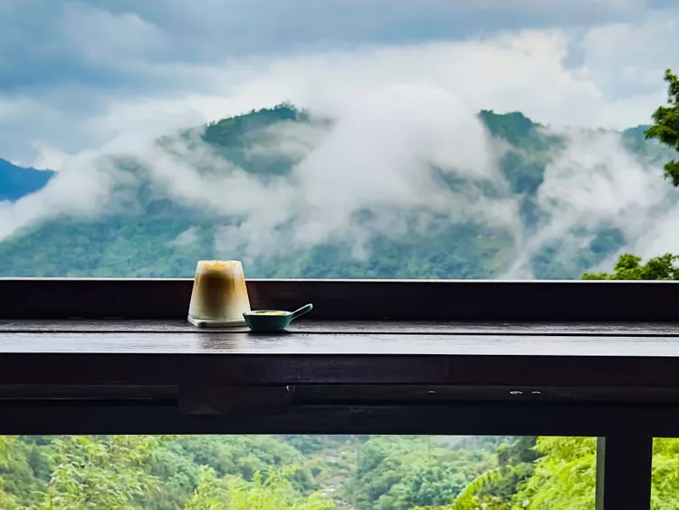 有人伴伴coffee，可一覽壯闊山景。縣府提供