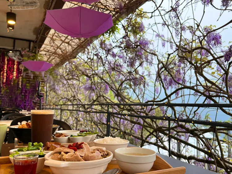 「瑞里小公主」有紫藤花相伴用餐、喝咖啡。縣府提供