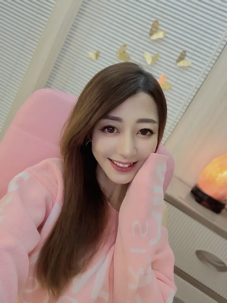 「喵meow」是標準的水瓶座，思緒飛得超級快，外表高冷艷麗卻又暗藏爆笑心。