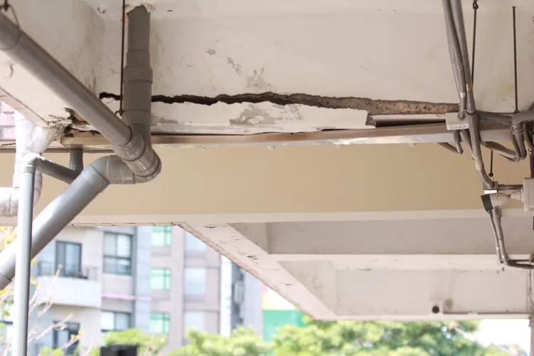 民族實中校長洪錫璿指出，學校校舍有在建築物伸縮縫有碰撞，並且有水泥塊掉落及梁柱破損。記者葉家瑋攝