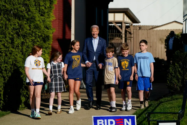 美國總統拜登16日重返故鄉賓州的斯克蘭頓市進行競選演說，活動中與當地孩童一同漫步。路透社