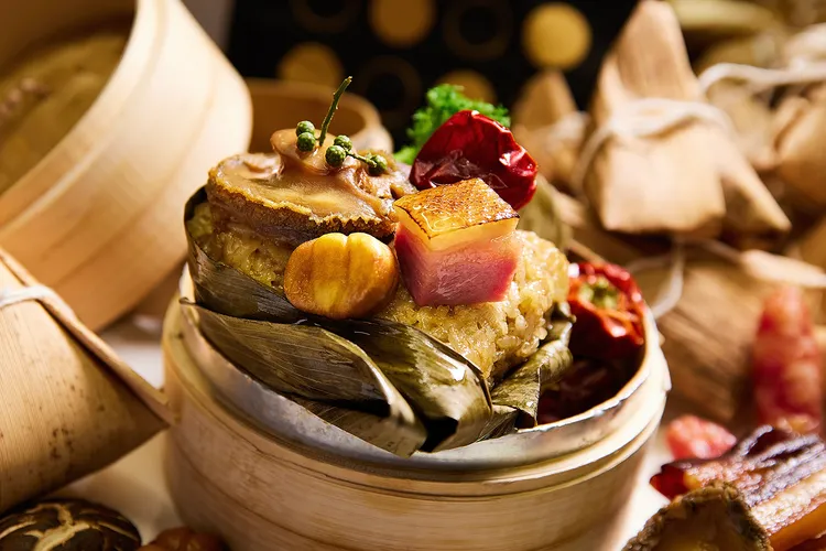 「變臉煙燻鴨肉粽」帶有微麻微辣口感，選用皮脂豐潤、肉質鮮美櫻桃鴨進行煙燻，加上煨煮過口感Q彈的鮑魚等豐富食材。業者提供