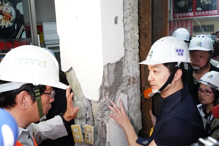 蔣萬安今赴南機場整建住宅視察。北市府提供