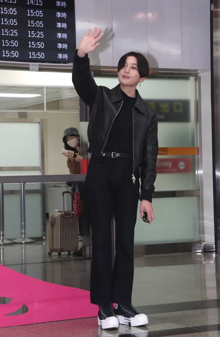 八木勇征揮手打招呼。彭欣偉攝