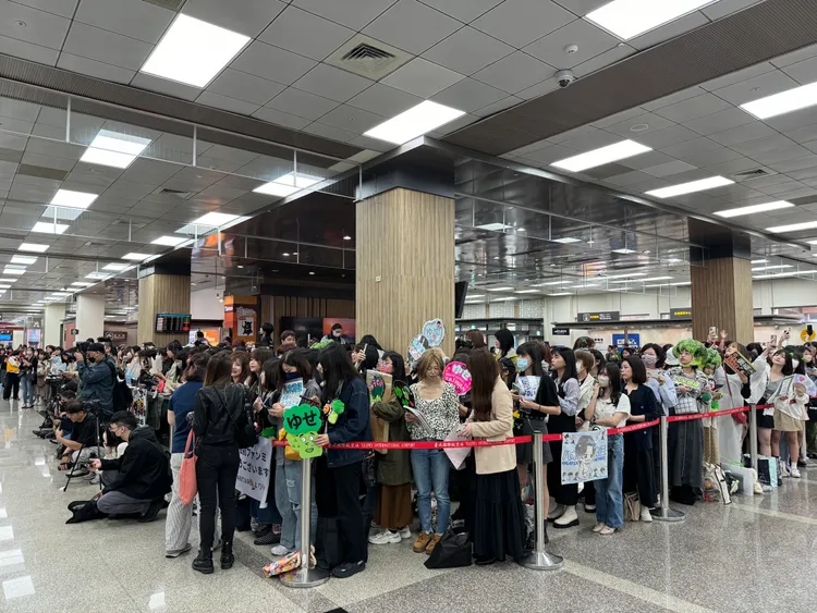 不少粉絲拿著八木勇征設計的「筋肉花椰菜」娃娃接機。彭欣偉攝