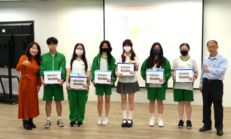 樟樹國際實中包粽儀式，盼能在統測考出好成績。教育局提供