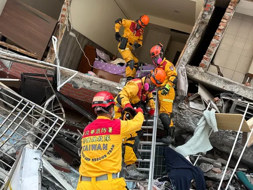 花蓮地震13死6失聯 怪手持續開挖搜尋砂卡礑、中和礦場
