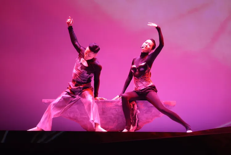 梁詠琪載歌載舞。彭欣偉攝