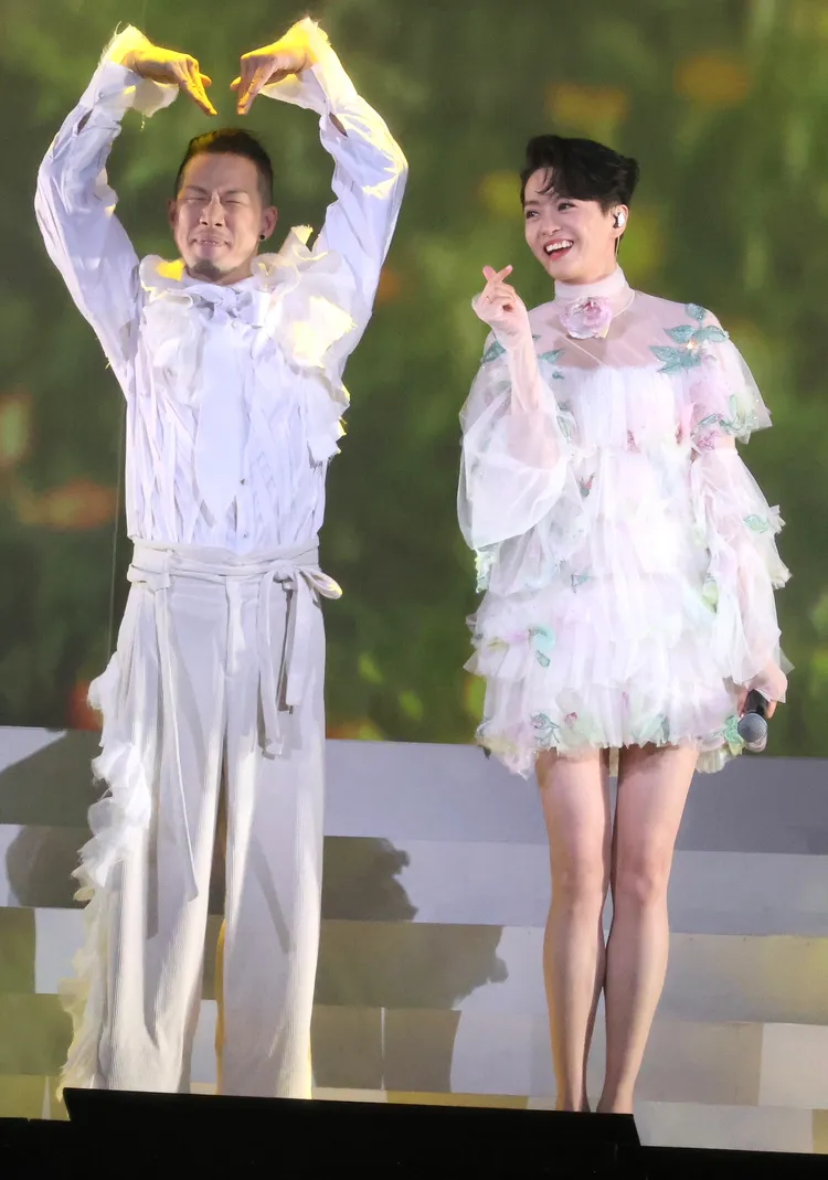 梁詠琪向粉絲甜比愛心手勢。彭欣偉攝