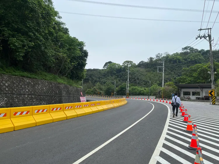 台3線103.6K彎道充水式護欄改善。交通部提供