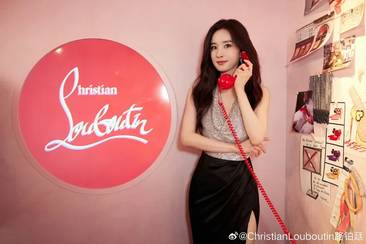 楊冪現身品牌在北京舉辦的限時體驗空間。翻攝Christian Louboutin微博