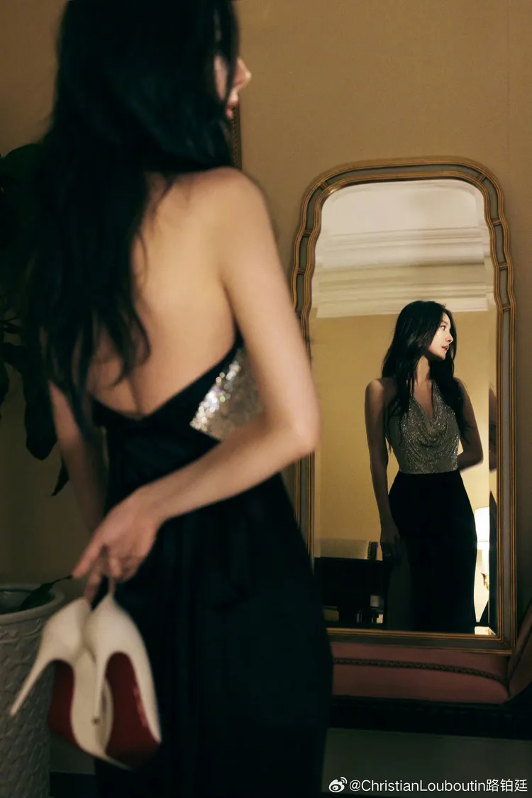 洋裝從背後採用露背剪裁。翻攝Christian Louboutin微博