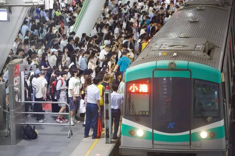 演唱會期間，高雄捷運班班客滿。市府提供