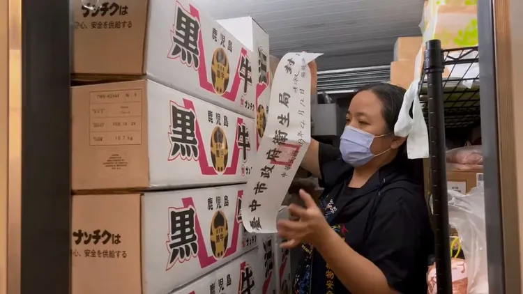 台中市食安處人員封存問題肉品。食安處提供