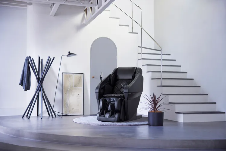 Panasonic「REALPRO 世界之座溫感按摩椅」幻夜黑。業者提供