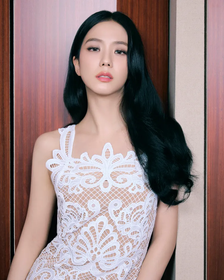 蕾絲洋裝在鏤空設計之下縫上膚色打底布料。品牌提供