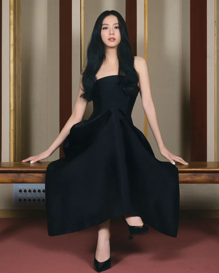 Jisoo穿著優雅晚禮服化身氣質公主。品牌提供