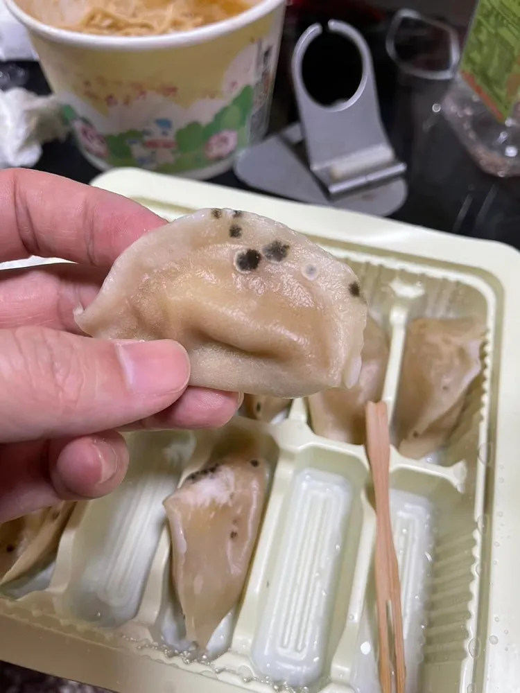 超商微波水餃上的黑點，超大顆。翻攝「爆料公社」