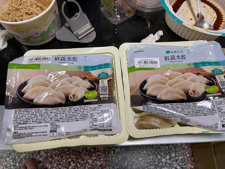 網友查看超商微波水餃的效期，並未過期。翻攝「爆料公社」