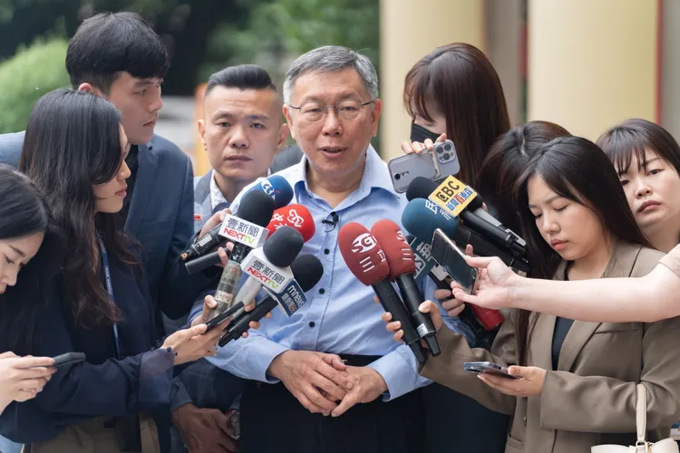 民眾黨主席柯文哲認為，傅崐萁訪中的時間點很詭異。民眾黨提供