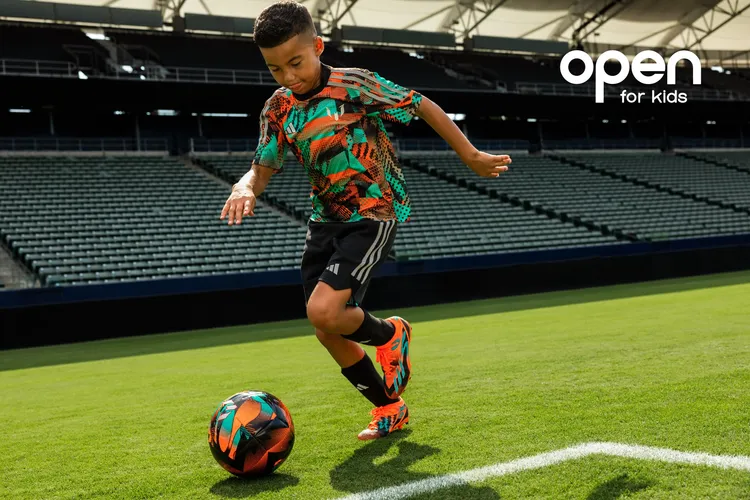 足球體驗課程由專業足球教練親自帶領授課，兩種年齡班次分梯進行親子體驗。業者提供