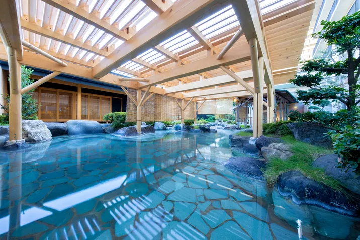 在蘆原溫泉「清風莊旅館」，旅客能夠享受在日本北陸最具盛名的「庭園露天風呂」。業者提供