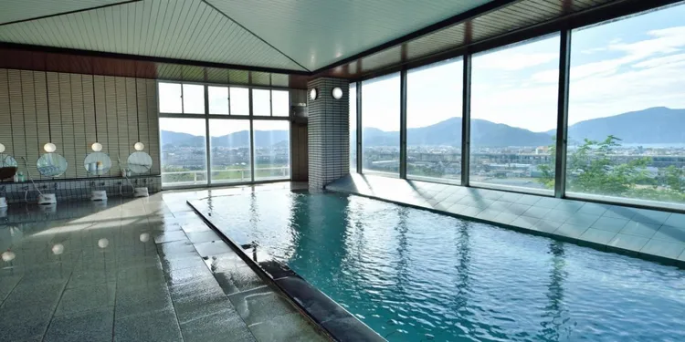 福井縣敦賀隧道溫泉「北國格蘭飯店」的全景大浴場，敦賀市景盡收眼底。業者提供