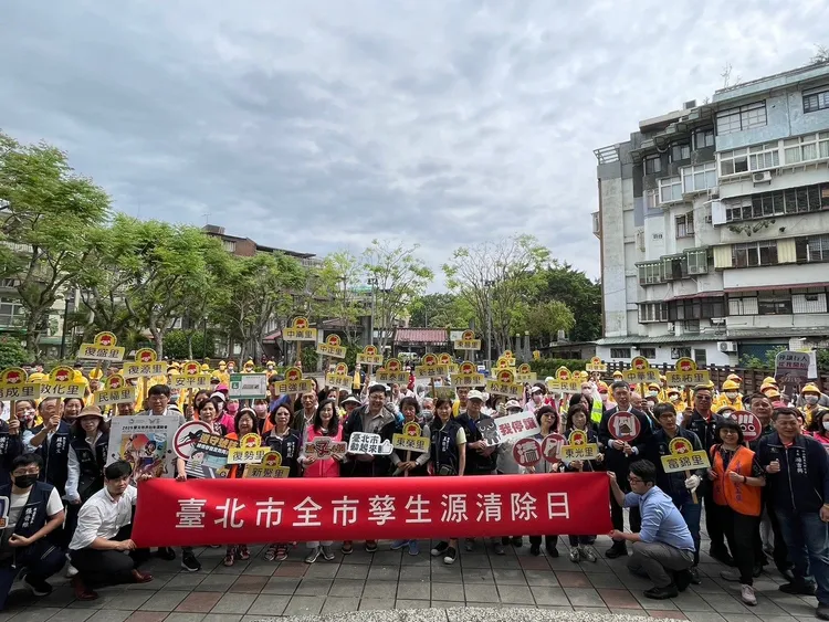 台北市環保局在松山區廣邀逾千名環保志義工及清潔隊，一同進行環境巡檢。環保局提供