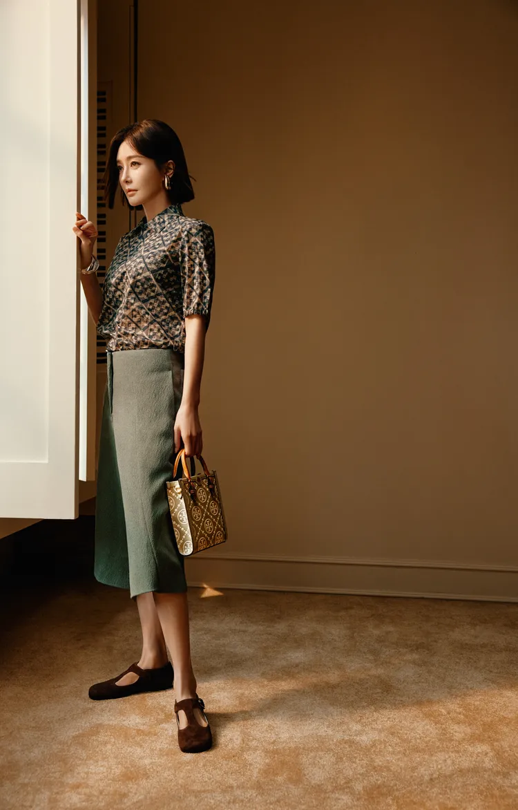 秦嵐造型走的是都會休閒風格。品牌提供