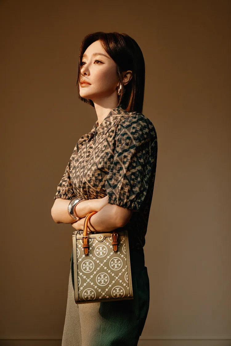 秦嵐搭配橄欖綠T Monogram迷你壓花托特包，1萬6900元。品牌提供