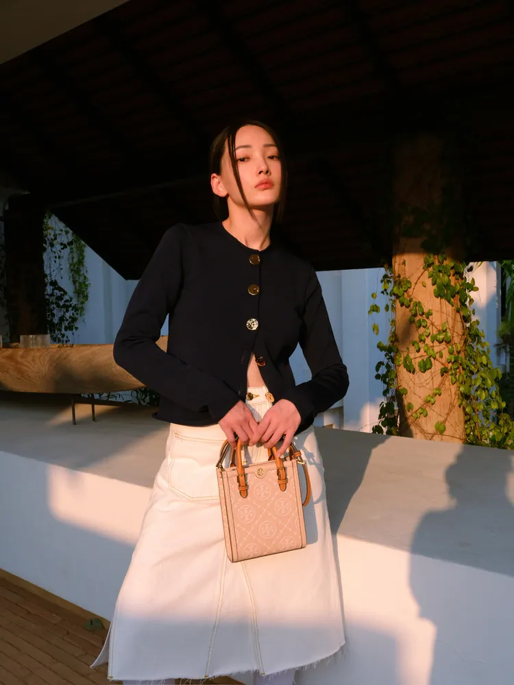 林映唯搭配粉色T Monogram迷你壓花托特包，1萬6900元。品牌提供