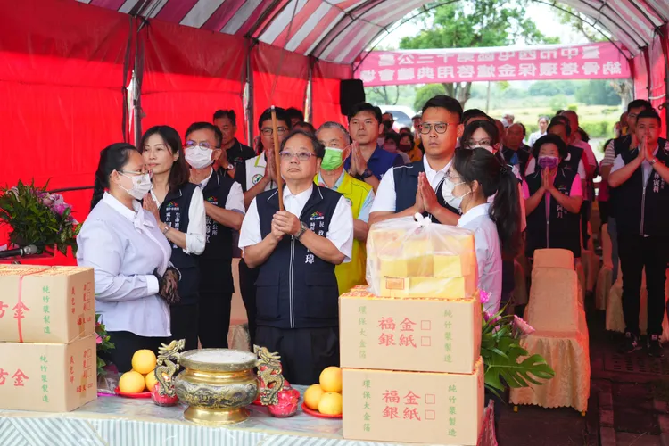 台中市民政局長吳世瑋，帶領同仁在環保金爐啟用儀式中祝禱。市府提供