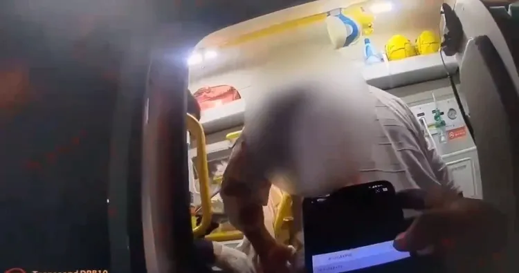 奪刀受傷的許父自行走上救護車。民眾提供