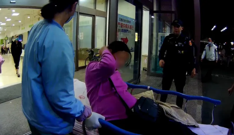 孕婦在警方護送下順利抵達醫院。民眾提供