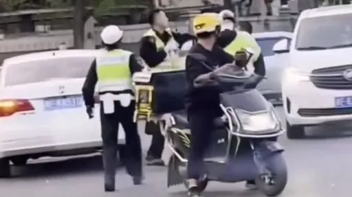 Combat!交通警察當街互毆女警制止無效 騎士傻眼:我該報警嗎