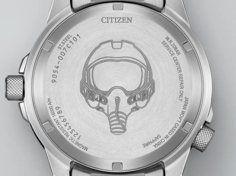 錶款於背底蓋處雷刻飛行頭盔的圖騰。品牌提供