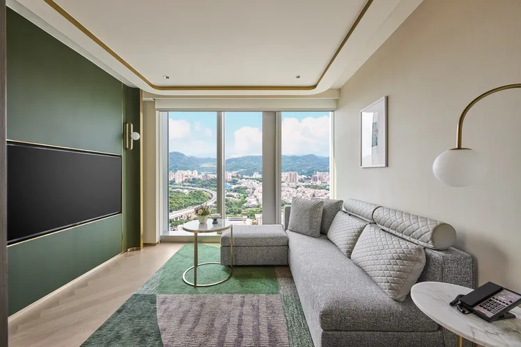 台北漢來大飯店推出漫步雲端101住房專案(圖為豪華套房)。業者提供