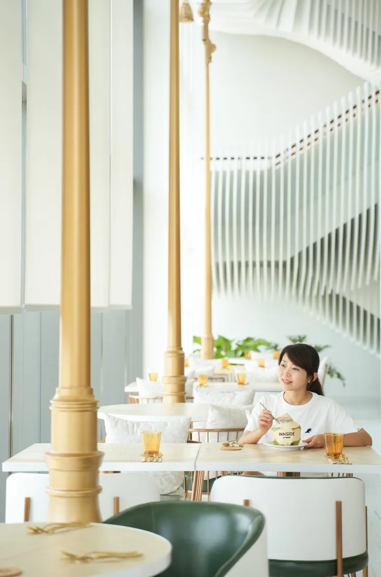 INNSiDE Bangkok Sukhumvit空間色調以白色為主，點綴金屬元素。田欣雲攝