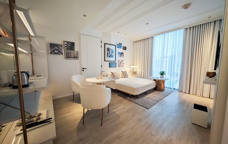 聯排别墅房型的客廳沒有採用傳統沙發，而是張大大的白色沙發床，搭配大片落地窗。田欣雲攝