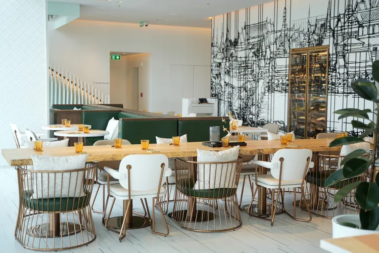 31樓純白風餐廳「The Kites Eatery」。田欣雲攝