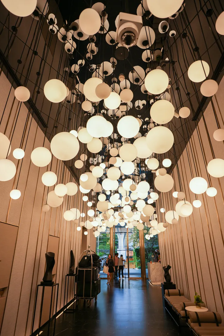 穿過酒店大門，首先映入眼簾的天花板上的潮流燈飾。田欣雲攝