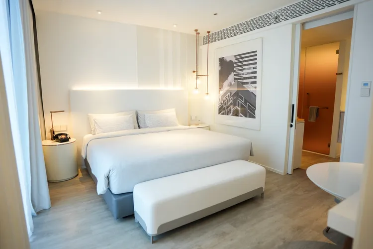 臥室大床使用支撐性高的DreamMaker品牌床墊。田欣雲攝