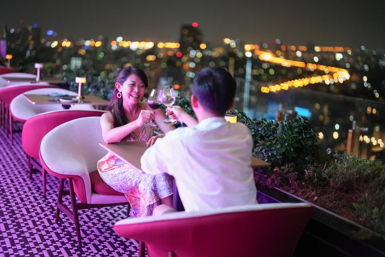 在LUZ Bangkok Tapas Bar戶外空間邊用餐，邊享受曼谷的璀璨夜色。田欣雲攝