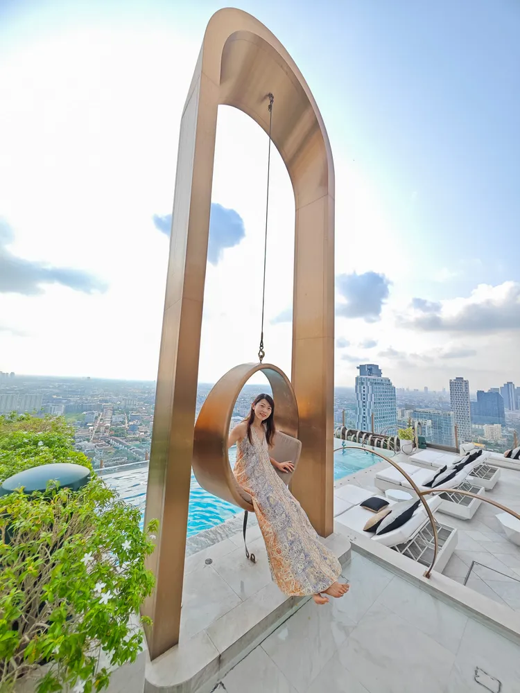 網美最愛的金屬大鞦韆，設計靈感取材自曼谷老城區地標的紅色「大鞦韆(Giant Swing)」。田欣雲攝