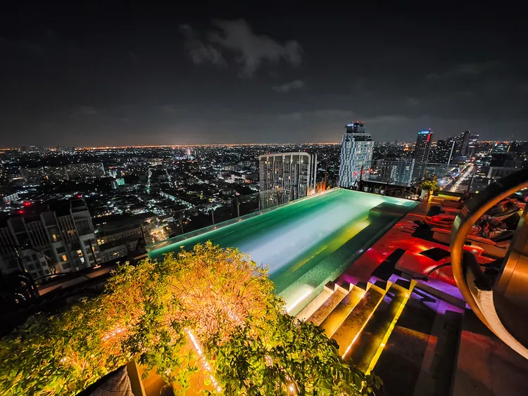 入夜後無邊際泳池畔打上燈光，氣氛更為迷人。田欣雲攝