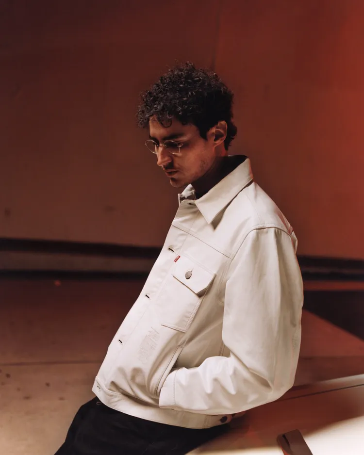 皮革夾克外套透過收身短版剪裁打造修長視覺效果。品牌提供